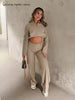 beige bukser med beige croptop